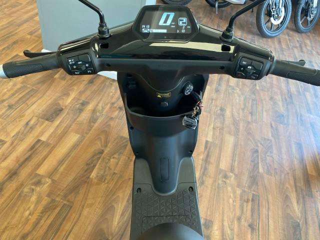 Vmoto Soco CUX Electric Moped - NEW AND UNREGISTERED Moped Electric Silver