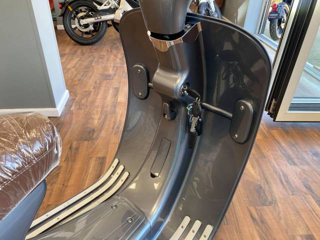 Artisan EV2000R TWIN BATTERY MODEL Scooter Electric Metallic Grey