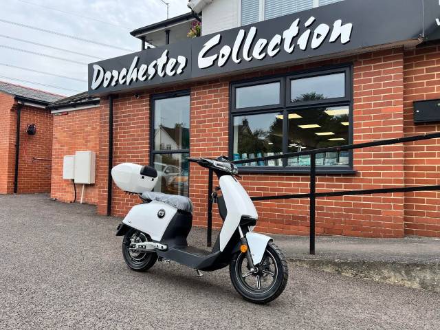 Super Soco CUX WITH TOP BOX (BRNA NEW/IN STOCK) Scooter Electric White