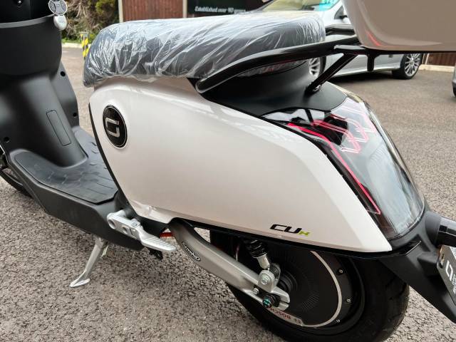 Super Soco CUX WITH TOP BOX (BRNA NEW/IN STOCK) Scooter Electric White