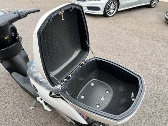 Super Soco CUX WITH TOP BOX (BRNA NEW/IN STOCK) Scooter Electric White