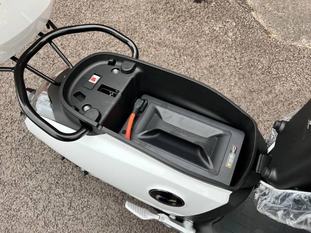 Super Soco CUX WITH TOP BOX (BRNA NEW/IN STOCK) Scooter Electric White