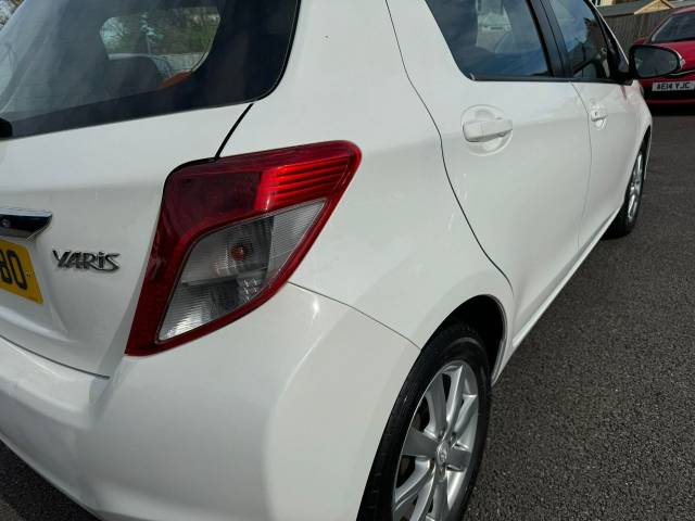 Toyota Yaris 1.33 VVT-i TR 5dr Multidrive S Hatchback Petrol White