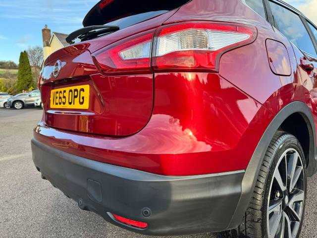 Nissan Qashqai 1.2 DiG-T Tekna [Non-Panoramic] 5dr Xtronic Hatchback Petrol Red