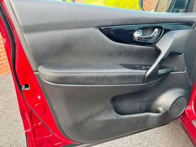Nissan Qashqai 1.2 DiG-T Tekna [Non-Panoramic] 5dr Xtronic Hatchback Petrol Red