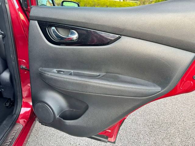 Nissan Qashqai 1.2 DiG-T Tekna [Non-Panoramic] 5dr Xtronic Hatchback Petrol Red