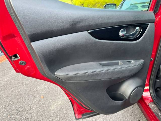 Nissan Qashqai 1.2 DiG-T Tekna [Non-Panoramic] 5dr Xtronic Hatchback Petrol Red