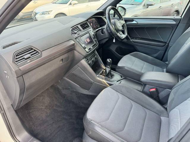 Volkswagen Tiguan 2.0 TDi (150) BlueMotion Tech R-Line 5dr Estate Diesel White