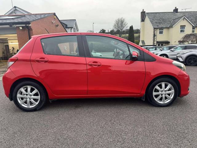 Toyota Yaris 1.33 VVT-i T Spirit 5dr Hatchback Petrol Red