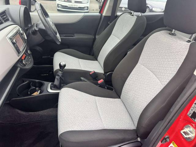 Toyota Yaris 1.33 VVT-i T Spirit 5dr Hatchback Petrol Red