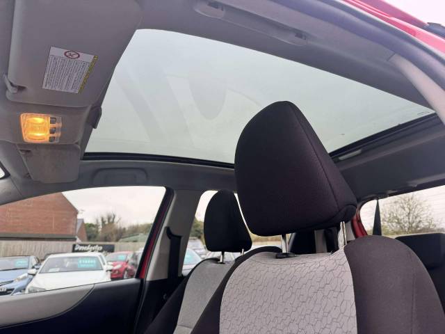 Toyota Yaris 1.33 VVT-i T Spirit 5dr Hatchback Petrol Red