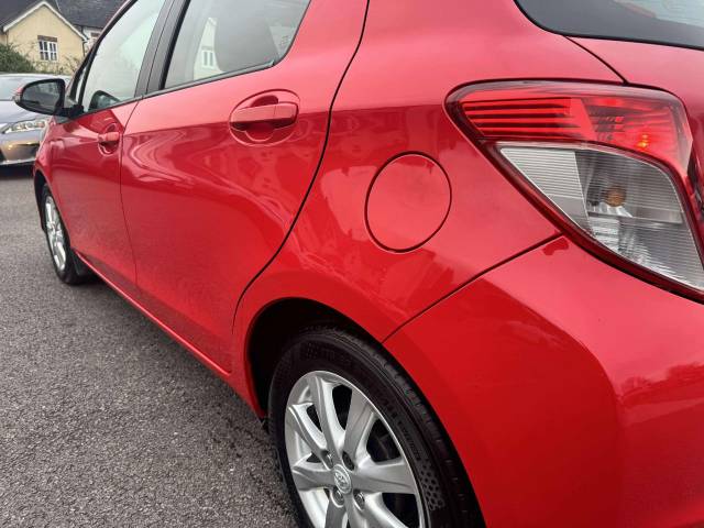 Toyota Yaris 1.33 VVT-i T Spirit 5dr Hatchback Petrol Red