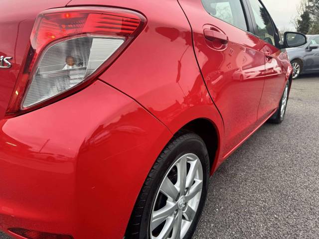 Toyota Yaris 1.33 VVT-i T Spirit 5dr Hatchback Petrol Red