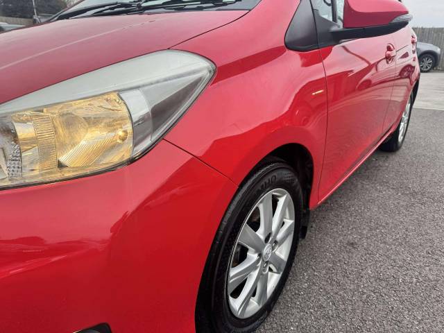 Toyota Yaris 1.33 VVT-i T Spirit 5dr Hatchback Petrol Red
