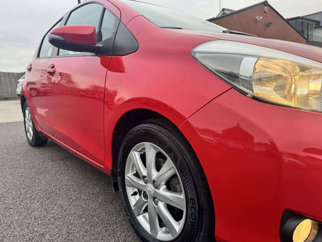 Toyota Yaris 1.33 VVT-i T Spirit 5dr Hatchback Petrol Red