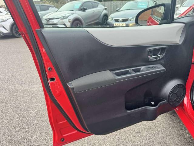 Toyota Yaris 1.33 VVT-i T Spirit 5dr Hatchback Petrol Red