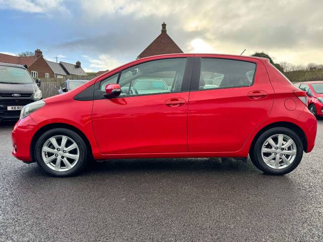 Toyota Yaris 1.33 VVT-i T Spirit 5dr Multidrive S Hatchback Petrol Red