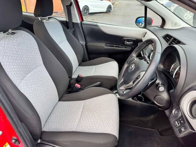 Toyota Yaris 1.33 VVT-i T Spirit 5dr Multidrive S Hatchback Petrol Red