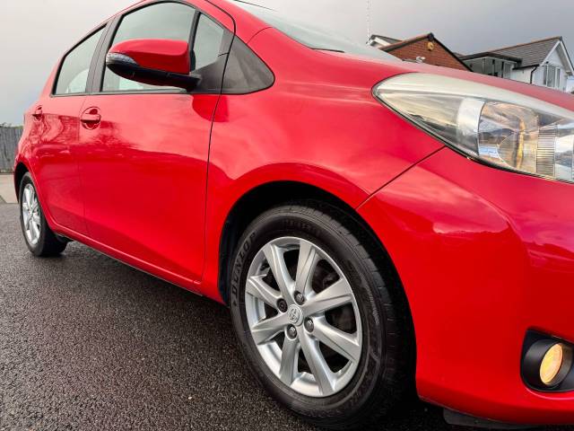 Toyota Yaris 1.33 VVT-i T Spirit 5dr Multidrive S Hatchback Petrol Red