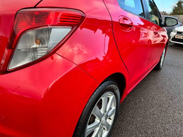 Toyota Yaris 1.33 VVT-i T Spirit 5dr Multidrive S Hatchback Petrol Red