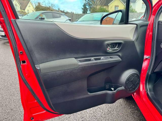 Toyota Yaris 1.33 VVT-i T Spirit 5dr Multidrive S Hatchback Petrol Red