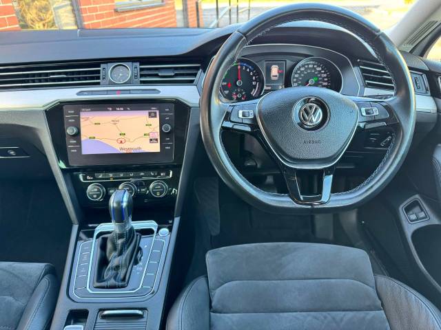 Volkswagen Passat 1.4 TSI GTE 5dr DSG Estate Petrol / Electric Hybrid White