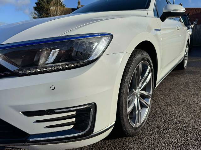 Volkswagen Passat 1.4 TSI GTE 5dr DSG Estate Petrol / Electric Hybrid White