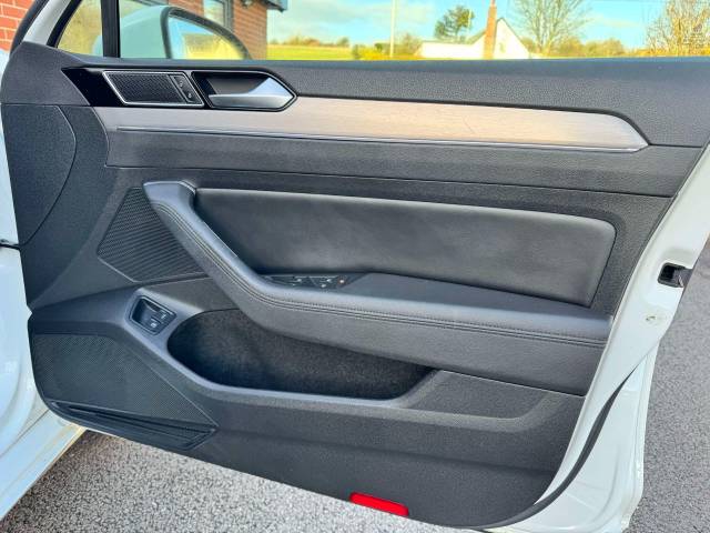 Volkswagen Passat 1.4 TSI GTE 5dr DSG Estate Petrol / Electric Hybrid White