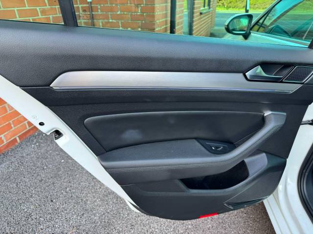 Volkswagen Passat 1.4 TSI GTE 5dr DSG Estate Petrol / Electric Hybrid White