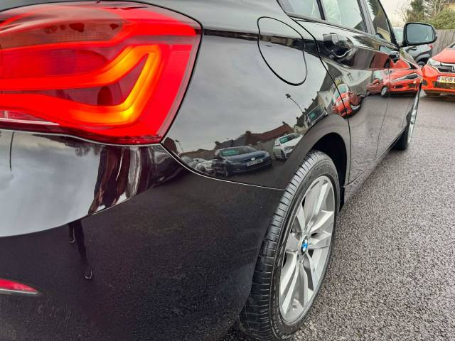 BMW 1 Series 118i [1.5] Sport 5dr [Nav] Step Auto Hatchback Petrol Black