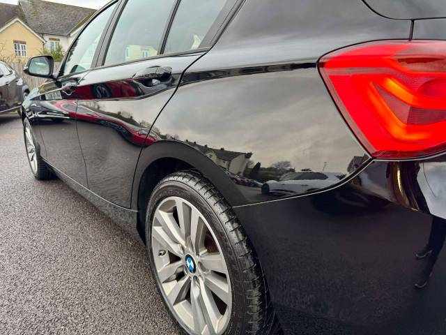 BMW 1 Series 118i [1.5] Sport 5dr [Nav] Step Auto Hatchback Petrol Black