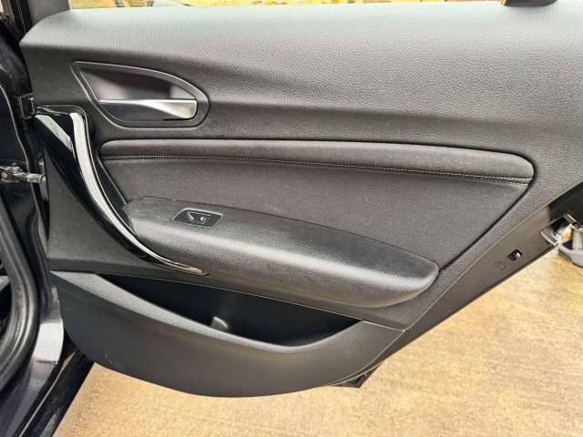 BMW 1 Series 118i [1.5] Sport 5dr [Nav] Step Auto Hatchback Petrol Black