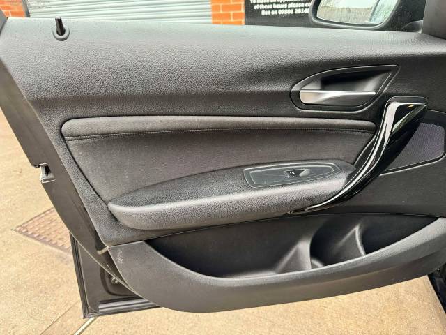 BMW 1 Series 118i [1.5] Sport 5dr [Nav] Step Auto Hatchback Petrol Black