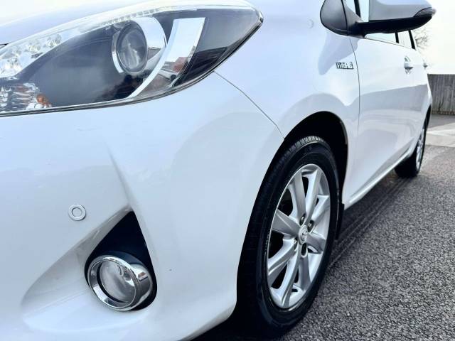 Toyota Yaris 1.5 VVT-i Hybrid Icon+ 5dr CVT Hatchback Petrol / Electric Hybrid White