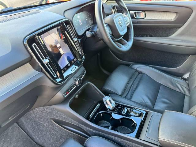 Volvo XC40 2.0 B4P Inscription Pro 5dr Auto Estate Petrol Black