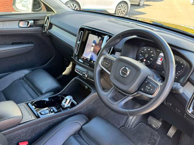Volvo XC40 2.0 B4P Inscription Pro 5dr Auto Estate Petrol Black