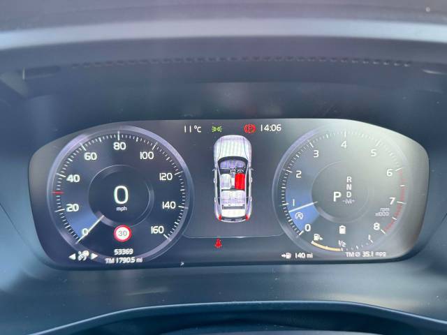Volvo XC40 2.0 B4P Inscription Pro 5dr Auto Estate Petrol Black