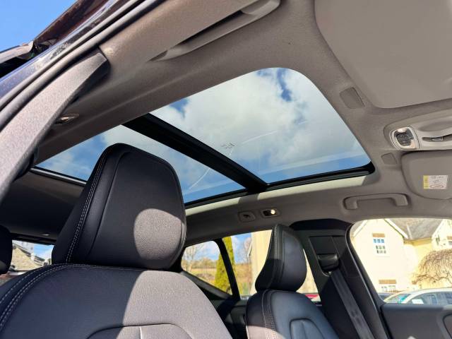 Volvo XC40 2.0 B4P Inscription Pro 5dr Auto Estate Petrol Black