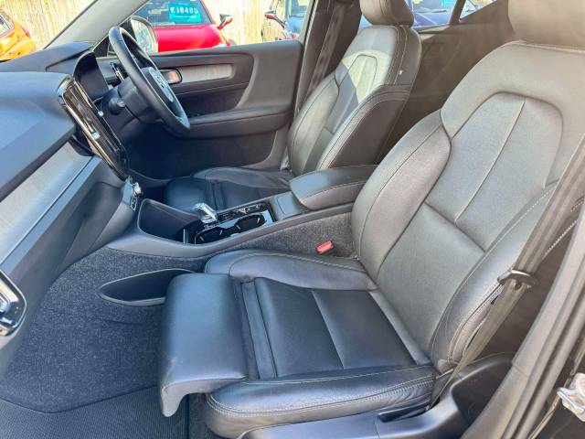 Volvo XC40 2.0 B4P Inscription Pro 5dr Auto Estate Petrol Black