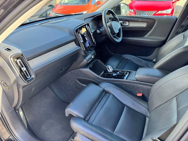 Volvo XC40 2.0 B4P Inscription Pro 5dr Auto Estate Petrol Black