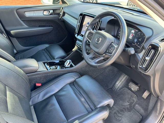 Volvo XC40 2.0 B4P Inscription Pro 5dr Auto Estate Petrol Black