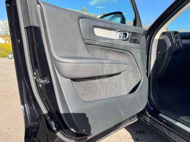 Volvo XC40 2.0 B4P Inscription Pro 5dr Auto Estate Petrol Black