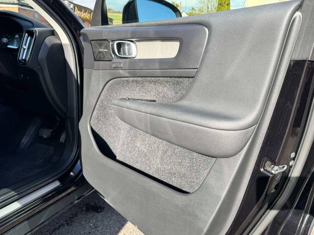 Volvo XC40 2.0 B4P Inscription Pro 5dr Auto Estate Petrol Black