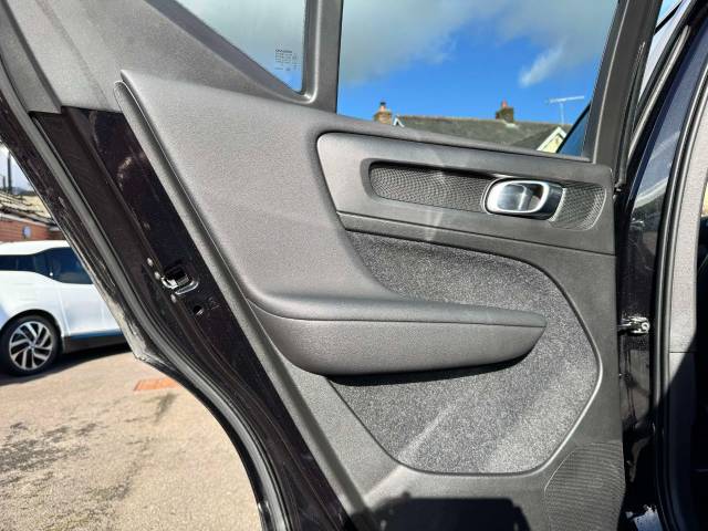 Volvo XC40 2.0 B4P Inscription Pro 5dr Auto Estate Petrol Black