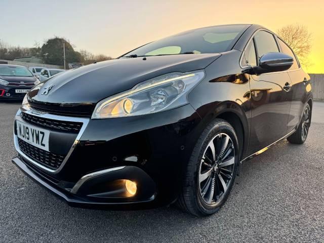 Peugeot 208 1.2 PureTech 82 Tech Edition 5dr [Start Stop] Hatchback Petrol Black