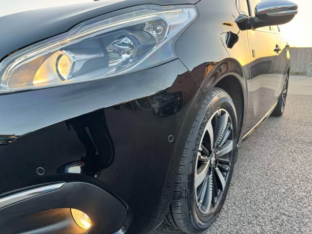 Peugeot 208 1.2 PureTech 82 Tech Edition 5dr [Start Stop] Hatchback Petrol Black