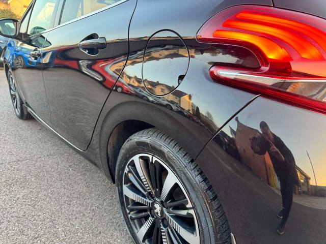 Peugeot 208 1.2 PureTech 82 Tech Edition 5dr [Start Stop] Hatchback Petrol Black