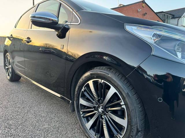 Peugeot 208 1.2 PureTech 82 Tech Edition 5dr [Start Stop] Hatchback Petrol Black