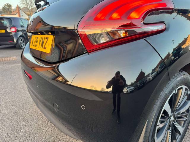 Peugeot 208 1.2 PureTech 82 Tech Edition 5dr [Start Stop] Hatchback Petrol Black