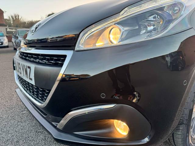 Peugeot 208 1.2 PureTech 82 Tech Edition 5dr [Start Stop] Hatchback Petrol Black